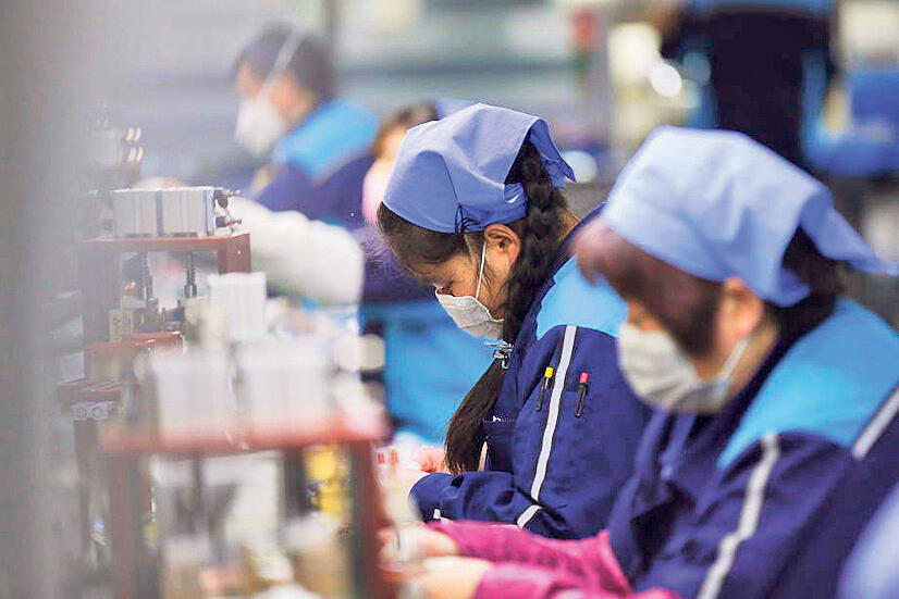 וירוס קורונה פועלים מפעל בסין