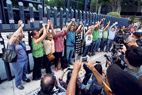 אקטיביסטים ועיתונאים מקסיקניים מפגינים נגד NSO. ינואר 2020, צילום: רויטרס