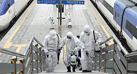 וירוס קורונה צוותי חירום מחטאים תחנת רכבת בסיאול