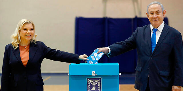 בחירות 2020 בנימין נתניהו יו"ר הליכוד ו ורעיתו שרה מצביעים