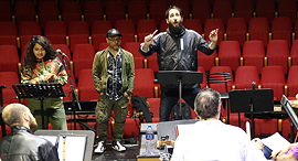 המנצח תום כהן קובי אוז ו דניאל סאן קריאף בחזרות למופי של להקת טיפקס עם תזמורת מזרח מערב פנאי