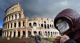 וירוס מגיפה קורונה עם מסכה מחוץ לקולוסיאום ברומא איטליה