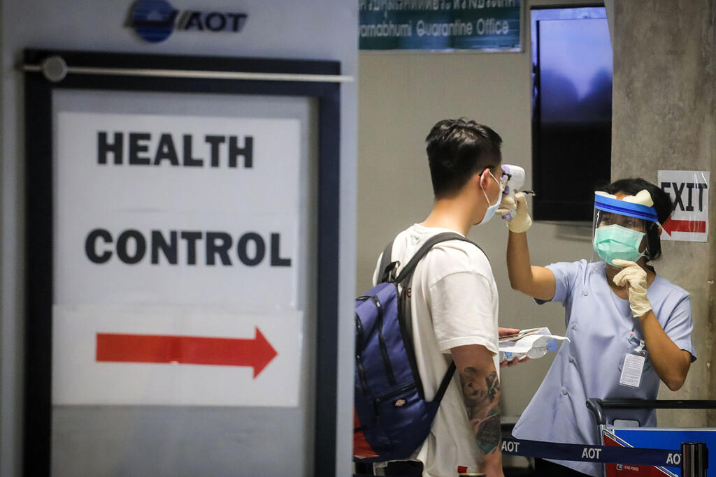 בדיקת חום קורונה וירוס נוסע שדה תעופה בנקוק תאילנד