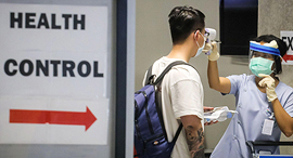 בדיקת חום קורונה וירוס נוסע שדה תעופה בנקוק תאילנד