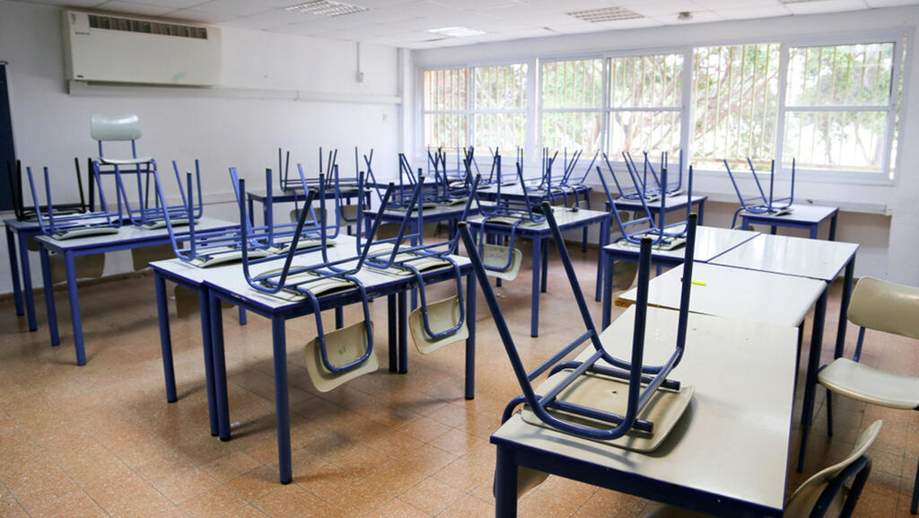 לימודים שביתה בית ספר כיתה ריקה קורונה וירוס