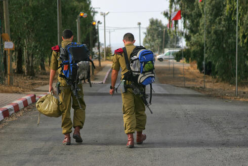 חיילים חוזרים חופשה צה"ל קורונה, צילום: שאטרסטוק