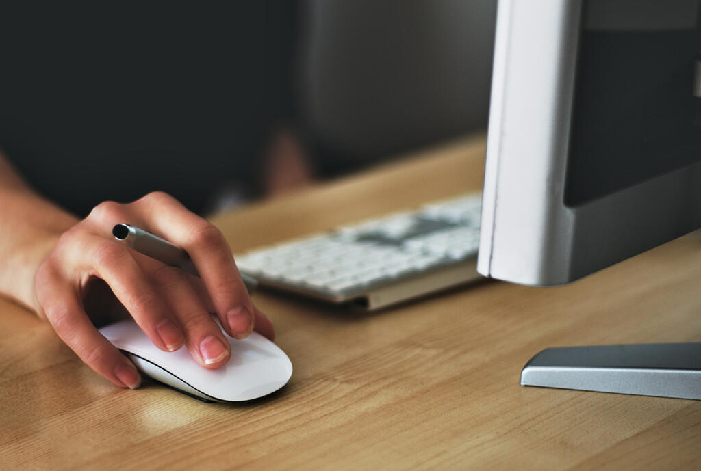 מחשב נייח עכבר אפל