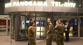 חיילים של פיקוד העורף מחוץ ל מלון דן פנורמה תל אביב אליו יועברו חולי קורונה במצב קל
