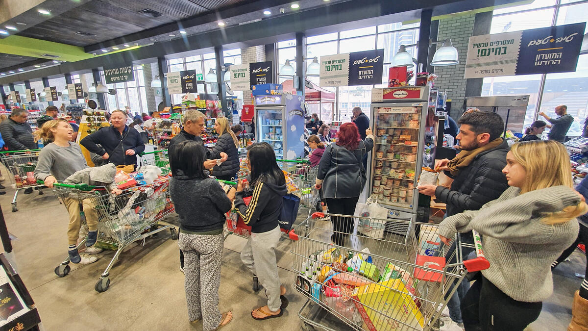 בעקבות בהלת קורונה מדפים ריקים תורים ועומסים כבדים ב סופר טיב טעם רמת החייל 1