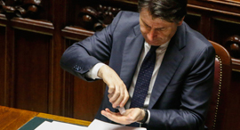 קורונה ראש ממשלת איטליה ג'וזפה קונטה מחטא ידיו אחרי נאום בפרלמנט