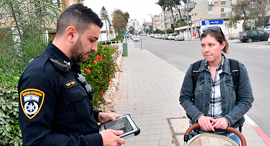 קורונה באר שבע  שוטר מתשאל אישה לגבי המרחק מביתה 