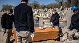קורונה ספרד לוויה הלוויה ב מדריד של חולה קורונה שנפטר
