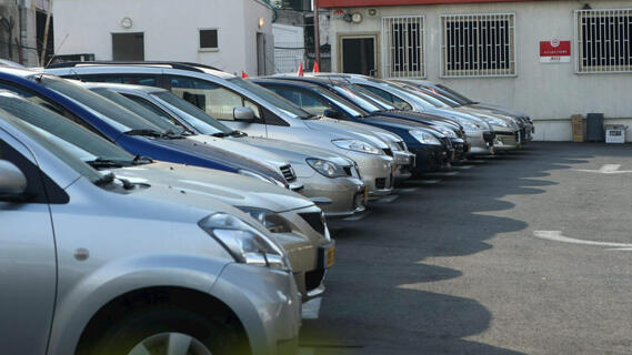 מגרש של חברת ליסינג ב תל אביב (צילום: עמית שעל) מגרש של חברת ליסינג ב תל אביב