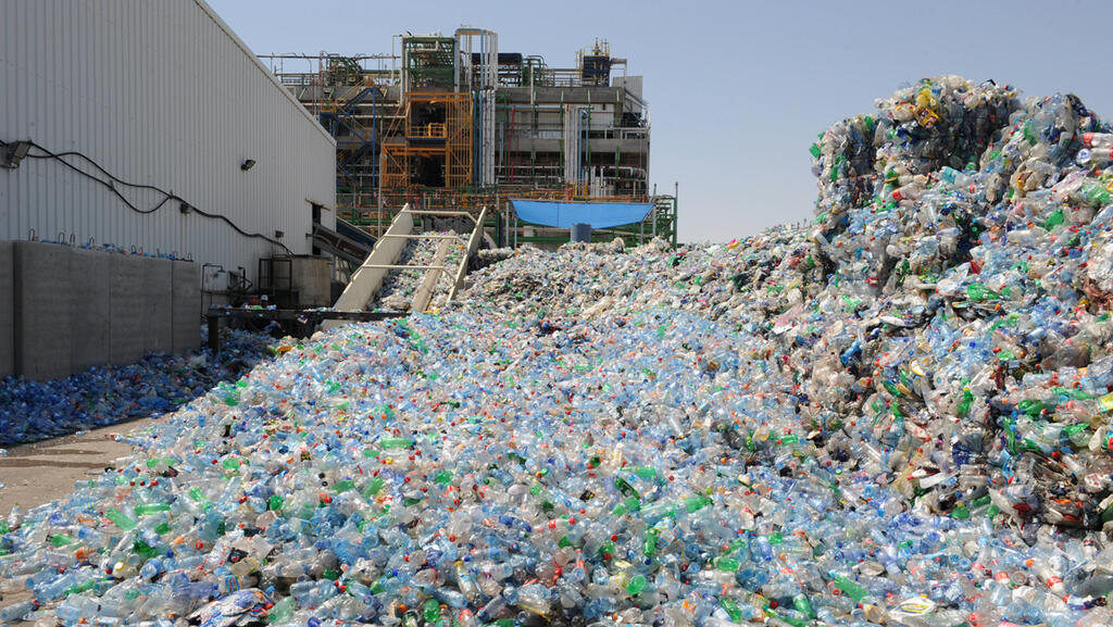 מפעל למיחזור בקבוקי פלסטיק ברמת חובב (צילום: ישראל יוסף) מפעל אביב ל מיחזור בקבוקי פלסטיק ב רמת חובב