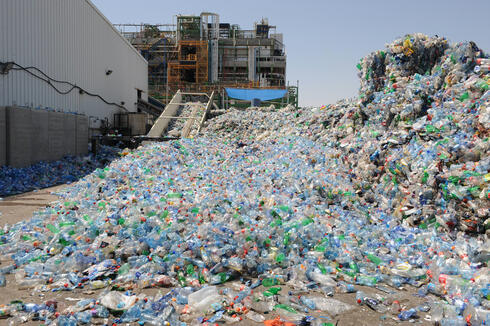 מפעל למיחזור בקבוקי פלסטיק , צילום: ישראל יוסף