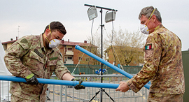 חיילים איטלקים בונים בית חולים שדה בעקבות התפרצות ה קורונה וירוס