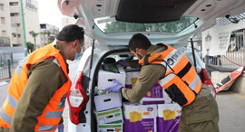 חיילים מחלקים מזון ב בני ברק משבר הקורונה