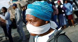 תושבת קייפטאון ב דרום אפריקה ותושבים נוספים המבקשים תמיכה סוציאלית במשבר ה קורונה