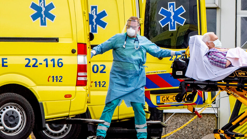 חולה מפונה ב אמבולנס מסכות אמסטרדם הולנד נגיף קורונה
