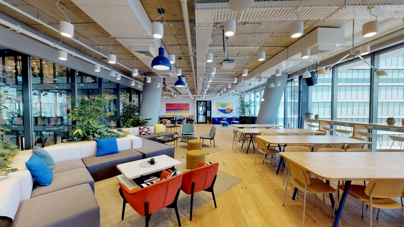 מתחם וויוורק תל אביב WeWork ריק מאדם בעקבות התפרצות סגר נגיף הקורונה קורונה