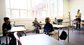 ראש ממשלת דנמרק מטה פרדריקסן תלמידים כיתה בית הספר נפתח קורונה