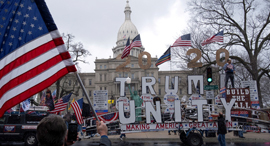 הפגנה נגד הארכת הסגר מישיגן ארה"ב