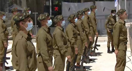 חיילים מצדיעים עם מסכות קריית שאול יום הזיכרון