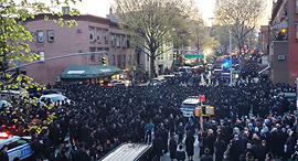 הלוויה המונית של חסידים ב ניו יורק ה משטרה פיזרה