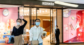 פנאי לקוחות של חנות הרמס שנפתחה מחדש סין