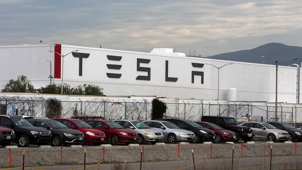 מפעל טסלה הרכבת מכוניות פרימונט קליפורניה