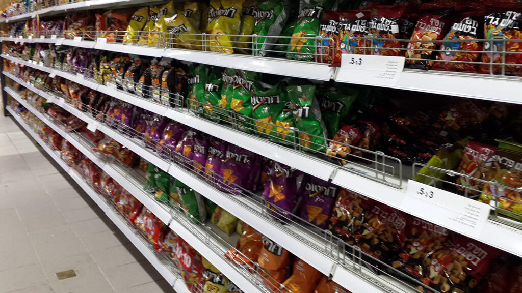 חטיפים בסניף שופרסל (צילום: ענת רואה) חטיפים ב סניף שופרסל