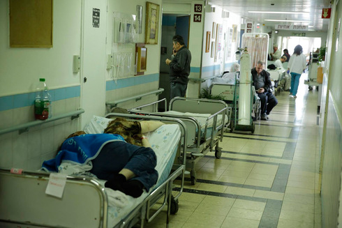 בית חולים בפריפריה. חולה שוכבת במסדרון, צילום: גדי קבלו