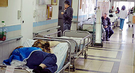 חולה שוכבת ב מסדרון בית חולים ברזלי ב אשקלון בגלל עומס חולים ב מחלקות