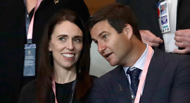 ראש ממשלת ניו זילנד ג'סינה ארדרן ובן זוגה קלארק גייפורד