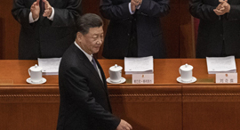 סין שי ג'ינפינג ב פרלמנט הסיני לא עוטה מסכה קורונה 