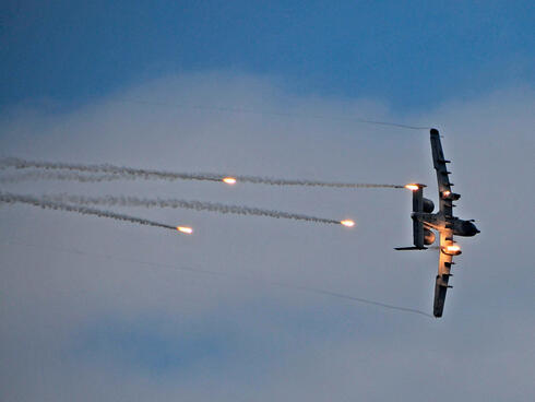 A10 משחרר נורים נגד טילים מונחי חום. את ה-S300 זה לא היה מרשים, מקור: USAF