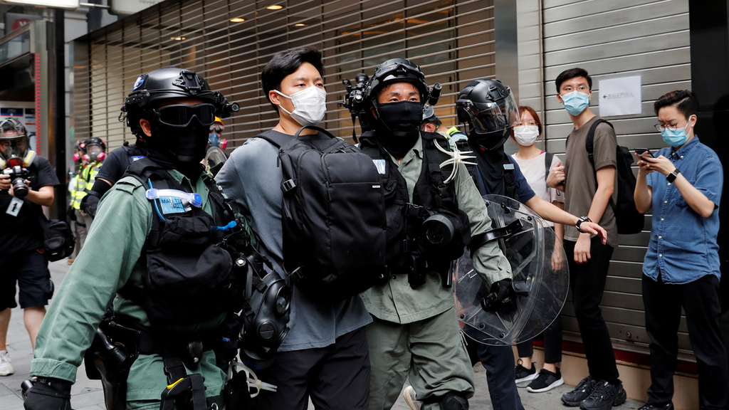 שוטרים עוצרים מפגין נגד חוק הלאום בהונג קונג