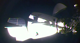 חללית דרגון עוגנת ב תחנת החחל הבינלאומית נאס"א  SPACE Xספייס X