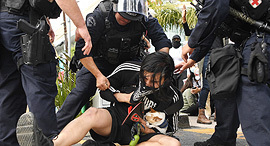 לוס אנג'לס ארה"ב מפגין נעצר בהפגנה במחאה על הרג ג'ורג' פלויד