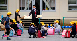 קורונה בית ספר ב טוקיו יפן לומדים בחצר 