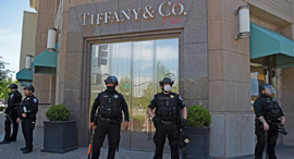 שוטרים שומרים חנות תכשיטים טיפאני וולנאט קריק קליפורניה הפגנות ביזה