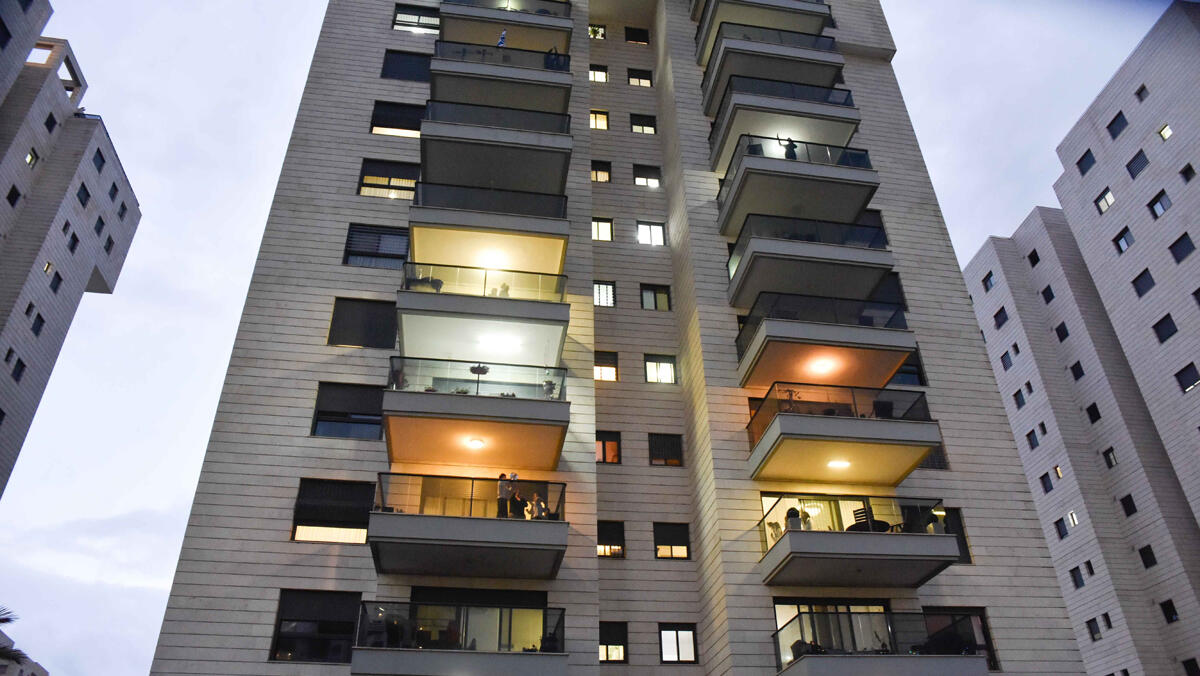 מרפסת מרפסות בניין מגורים שכנים 2