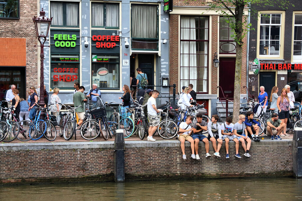תיירים קופי שופ אמסטרדם לפני תקופת הקורונה