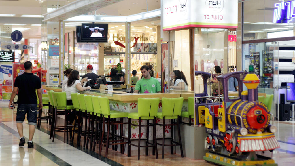 קניון הקריון. הרצפה הייתה רטובה (צילום: גיל נחושתן) דוכן סניף אצה סושי בר ב קריון קריית ביאליק