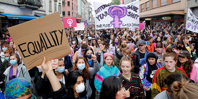 הפגנה צעקות מחאה שכר נשים שוויון ציריך שוויץ