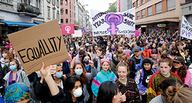 הפגנה צעקות מחאה שכר נשים שוויון ציריך שוויץ