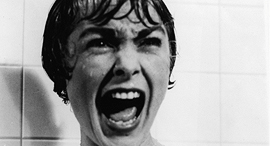 השחקנית ג'נט לי בסצנת המקלחת מתוך הסרט פסיכו של אלפרד היצ'קוק פנאי