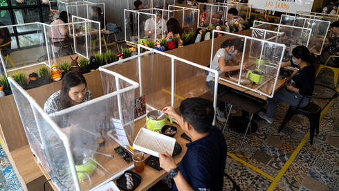 ריחוק חברתי במסעדה בתאילנד בשנת 2020, צילום: רויטרס