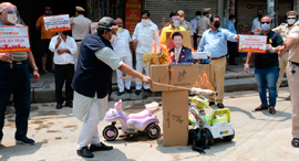מפגינים מציתים סחורה סינית ואת תמונת הנשיא ה סיני ב ניו דלהי הודו