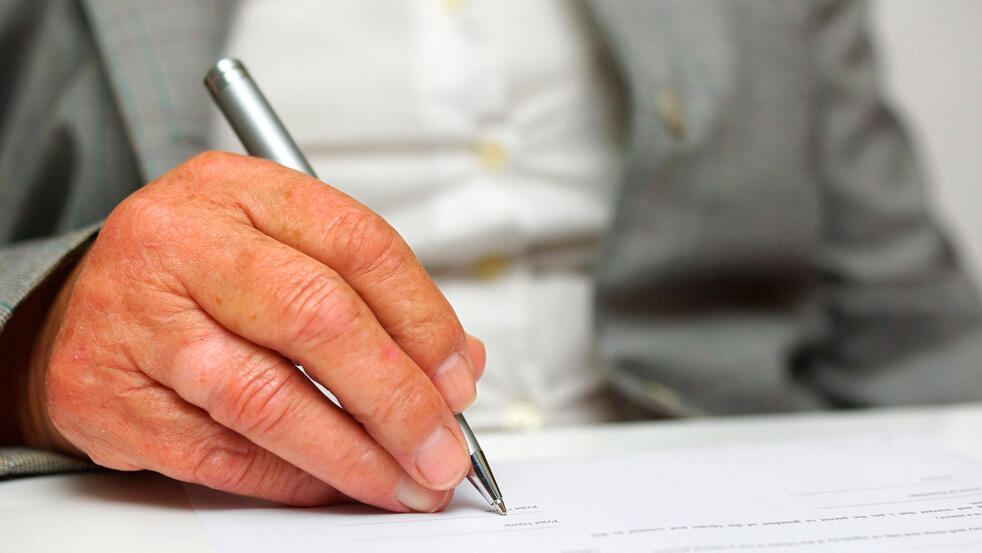 צוואה קשיש חתימה חוזה ירושה